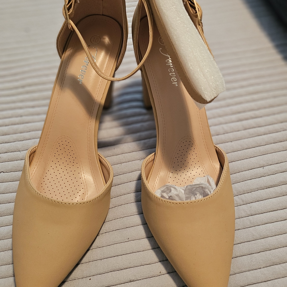 NWOT Forever 21 Women's Tan Heels